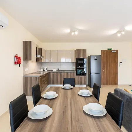 Beautiful 3br With Private Balcony With Wifi & Ac By 360 Estates