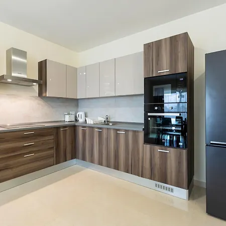 Beautiful 3br With Private Balcony With Wifi & Ac By 360 Estates Apartment Marsaxlokk